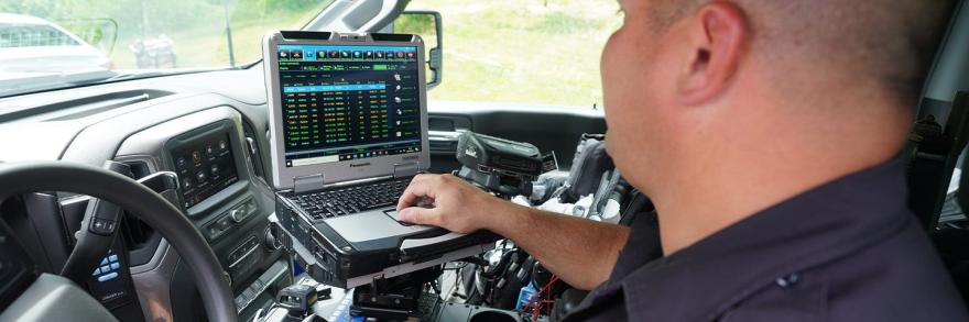 A Loudon County officer uses FirstNet in his vehicle 